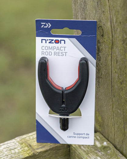 Преден държач за въдица DAIWA N'ZON COMPACT FRONT ROD REST на опаковка за риболовни такъми.