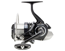 Макара за фидер DAIWA 24 NZON PLUS DISTANCE 25 QD с изключителен дизайн и мощност за далечни замятания.