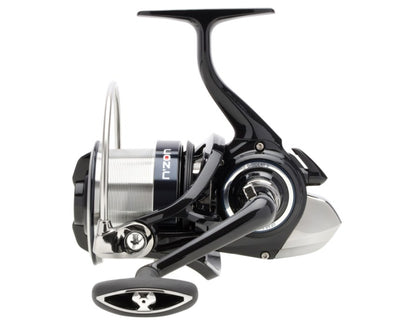 Макара за фидер DAIWA 24 NZON PLUS DISTANCE 25 QD с изключителен дизайн и мощност за далечни замятания.
