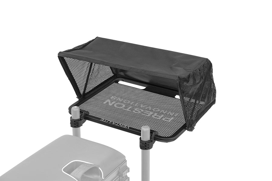 Маса за платформа PRESTON Venta-Lite Hoodie Side Tray с покривало за защита от дъжд в рибарска среда.