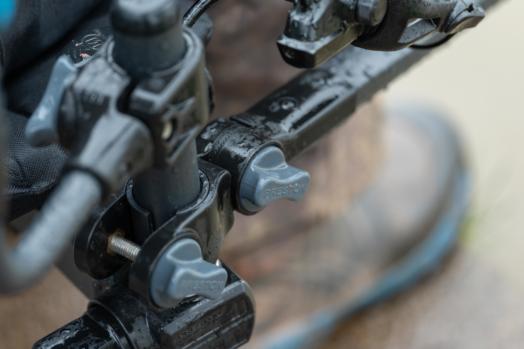 Фидер стол PRESTON IGNITION FEEDER CHAIR COMBO - close-up of adjustable clamps and mechanisms for durability.