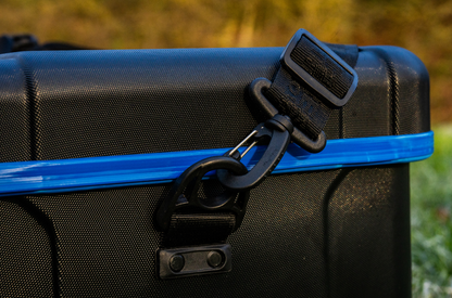 Сандък за ролери PRESTON Hardcase Roller Safe с издръжлива дръжка и синя лента за сигурност.