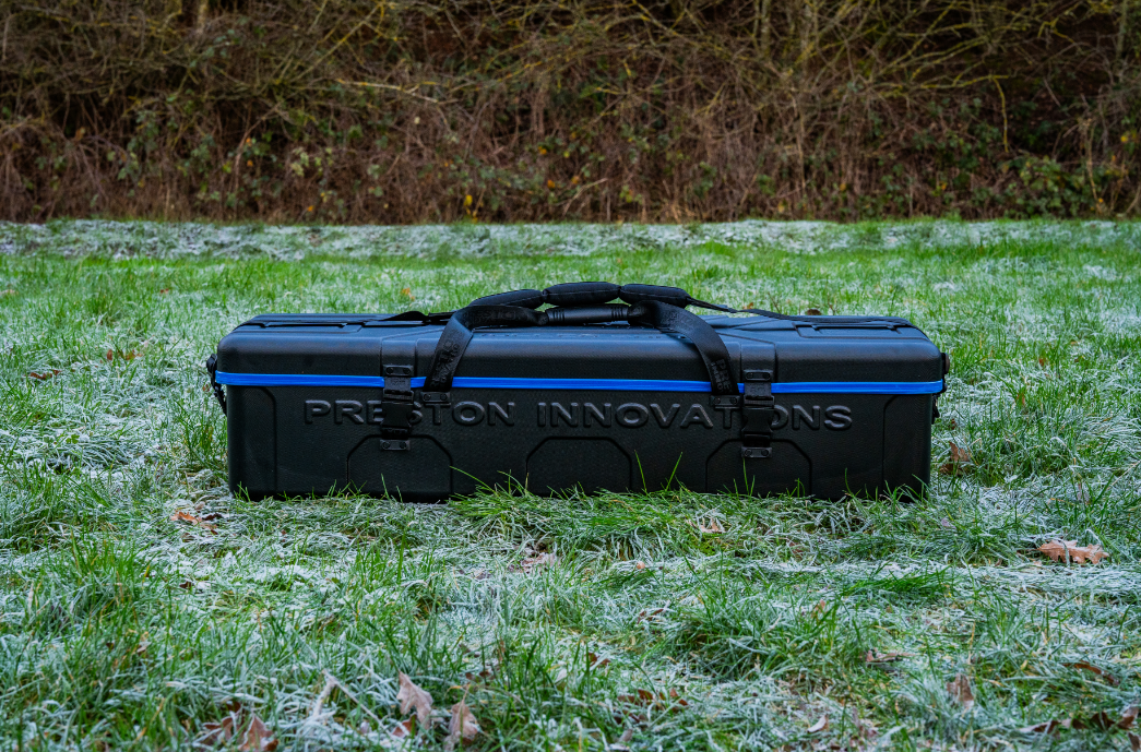 Сандък за ролери PRESTON Hardcase Roller Safe на зелена поляна, осигуряващ защита от повреда и водоустойчивост.