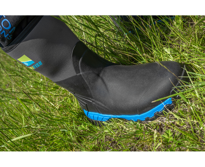 Ботуши PRESTON Drifish Boots на крака, с черен и син дизайн, разположени на зелена трева.