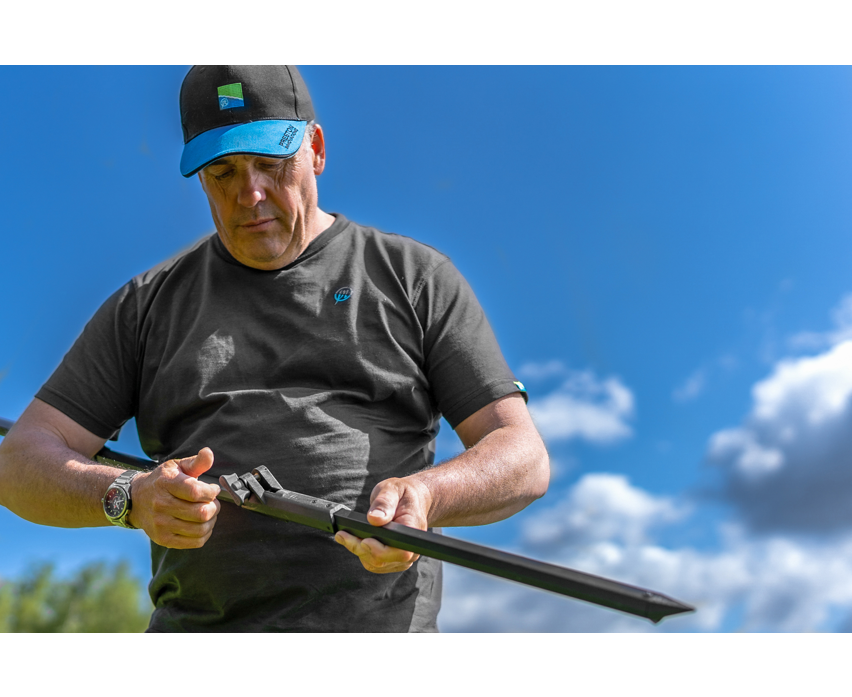 Удължаващи крака за ролер и стойка за топсети PRESTON ROLLER&ROOST LEG EXTENDERS in use outdoors.