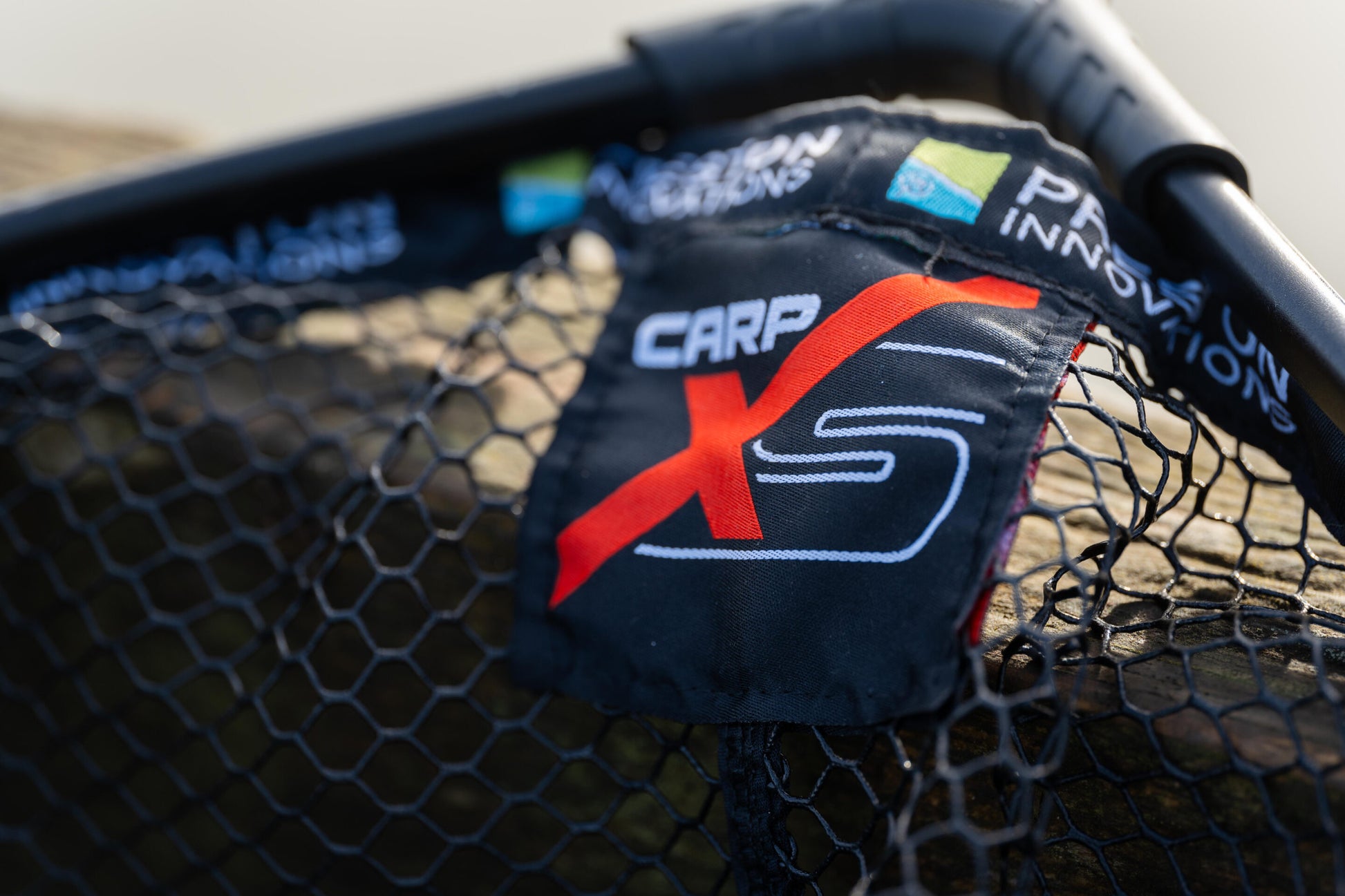 Глава за кеп PRESTON Carp XS Landing Net close-up showing the brand logo and netting detail.