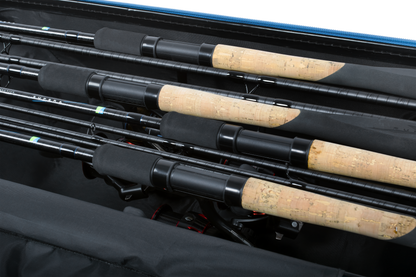 Твърд калъф PRESTON HARDCASE ROD SAFE, съхраняващ четири въдици с EVA разделители.