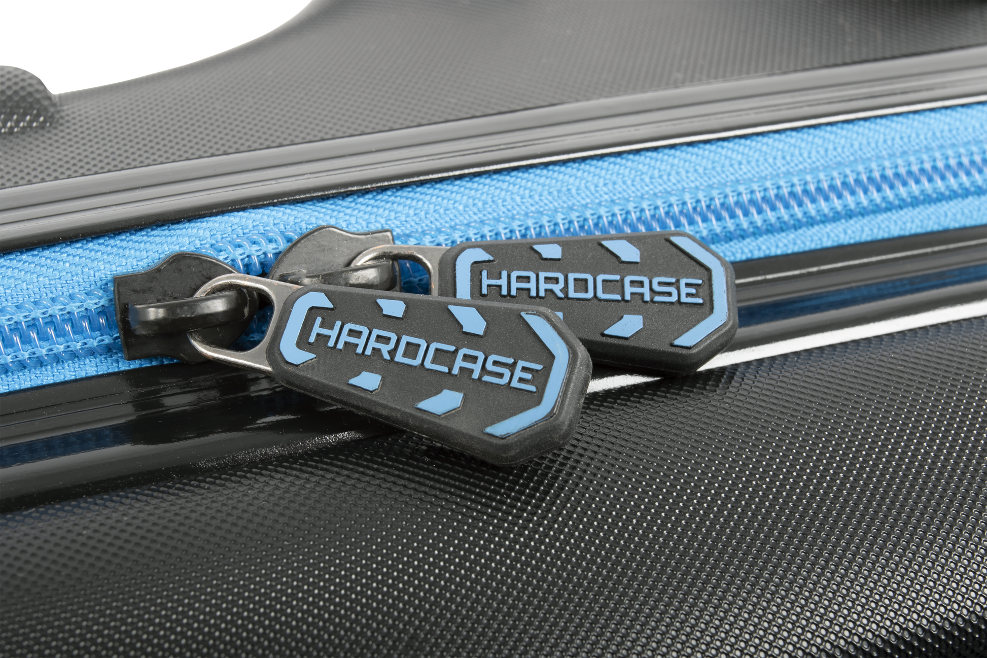 Детайл на ципа с лога HARDCASE на твърд калъф PRESTON HARDCASE ROD SAFE.