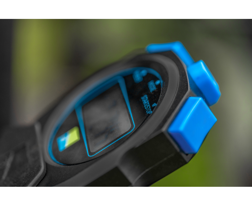 Хронометър PRESTON Offbox Stopwatch closeup with blue buttons and display.