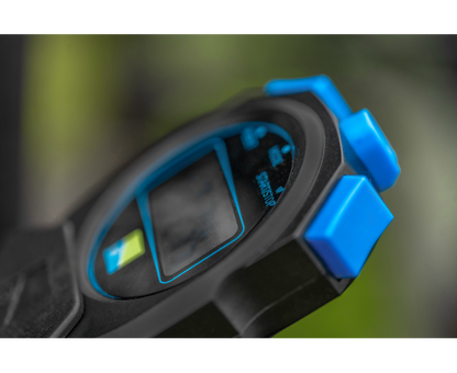 Хронометър PRESTON Offbox Stopwatch closeup with blue buttons and display.