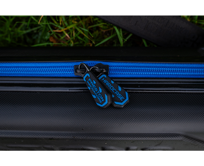 Твърд калъф PRESTON HARDCASE COMPACT KIT SAFE with zippers and blue detailing on a black background.