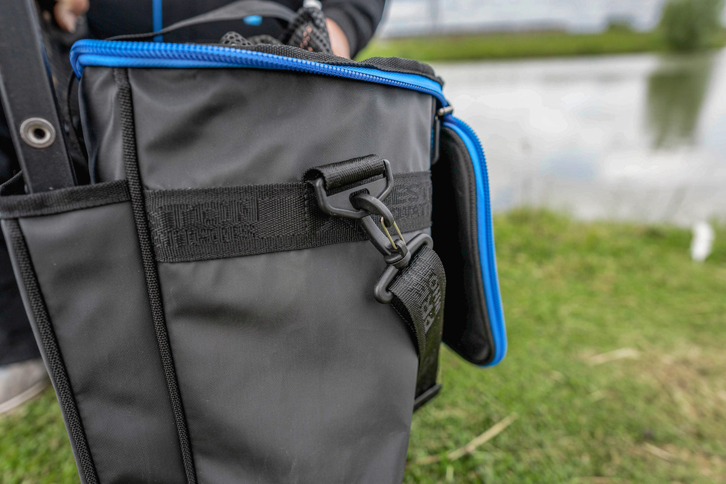 Чанта за живарници PRESTON Supera X Net close-up showing zipper and strap details.
