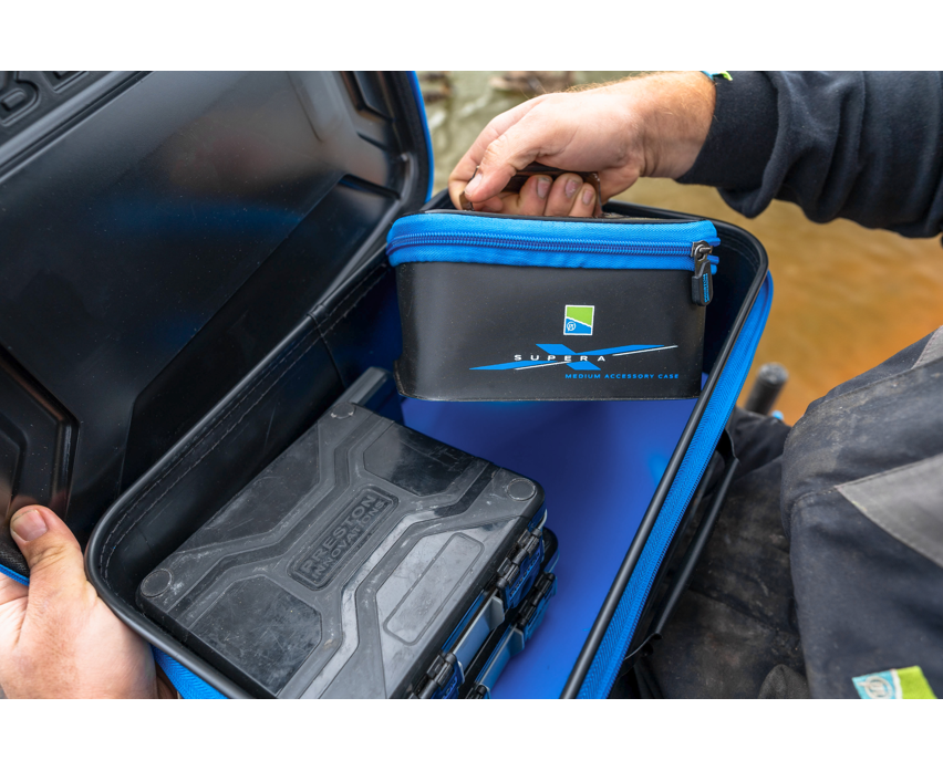 Кутия PRESTON Supera Medium Eva Accessory Case being opened to reveal its contents.