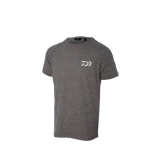 Тениска DAIWA D-VEC T-SHIRT -  светло сива с бяло лого с къс ръкав и удобно лого на марки DAIWA.