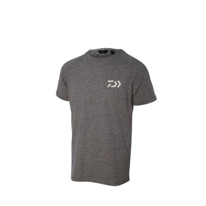 Тениска DAIWA D-VEC T-SHIRT -  светло сива с бяло лого с къс ръкав и удобно лого на марки DAIWA.