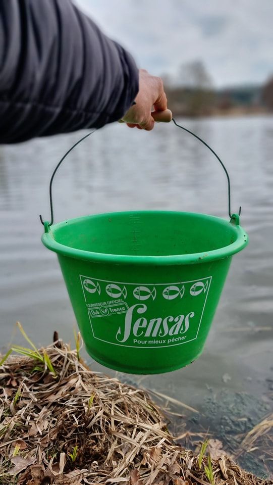 Кофа за захранка Sensas GROUNDBAIT - 17L, зелен издатък за риболов, удобно носене и прецизно измерване.