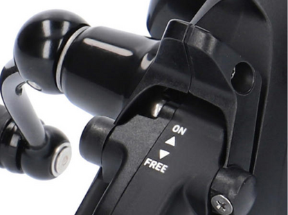 Детайл от Бейтрънър макара Daiwa 19 BLACK WIDOW BR LT 4000-C с превключвател ON и FREE.