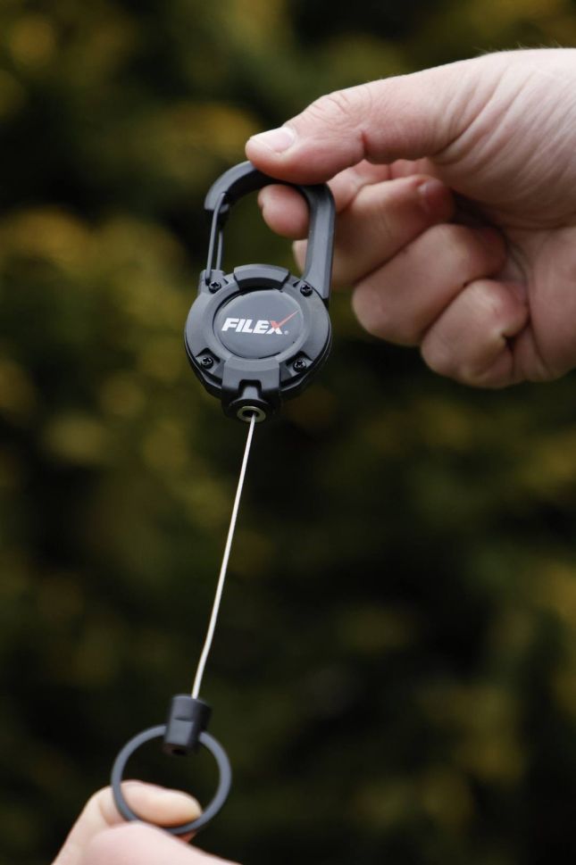 Клипс (Йо-Йо) Fil Fishing POWER RETRACTABLE LANYARD в ръка с прибираща се жица и голям ринг.