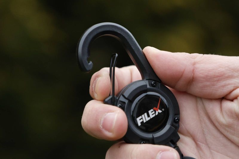 Клипс (Йо-Йо) Fil Fishing POWER RETRACTABLE LANYARD в ръка с закопчалка и механизъм за прибиране.
