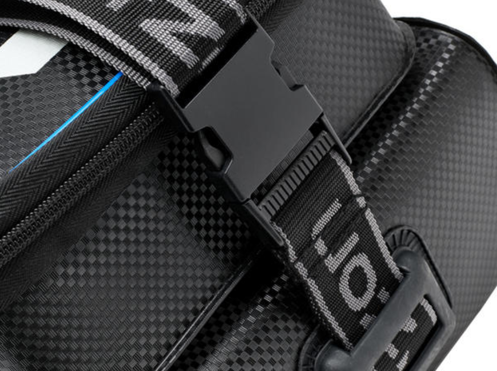 Чанта за фидер Daiwa NZON EVA Feeder Bag M - детайл на закопчалка и презрамка