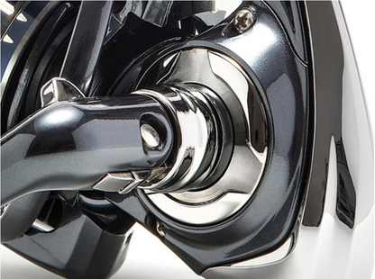 Макара за фидер DAIWA N'ZON PLUS LT - 6000SS-P с фокус на детайли от механизма и дизайна.