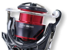Макара с преден аванс DAIWA 20 FUEGO LT - се прелива в красно и черно.
