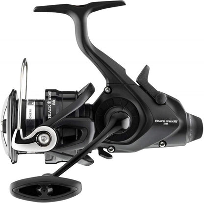Бейтрънър макара Daiwa 19 BLACK WIDOW BR LT 4000-C - компактна макара за риболов с високи стандарти.