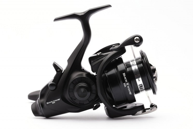 Бейтрънър макара Daiwa 19 BLACK WIDOW BR LT 4000-C в черен цвят, дизайн и детайли на макарата.
