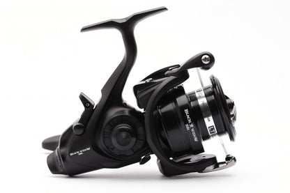 Бейтрънър макара Daiwa 19 BLACK WIDOW BR LT 4000-C в черен цвят, дизайн и детайли на макарата.