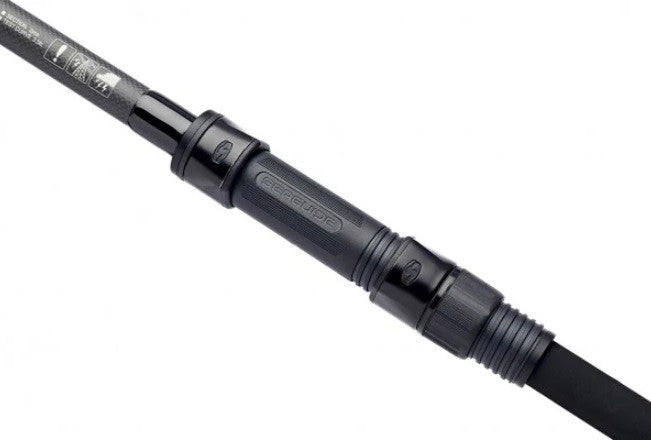 Шаранджийска Въдица Daiwa 22 CROSSCAST XT CARP 3.60m/3.0LB детайл на дръжката и макародържача.
