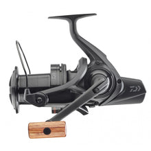 Шаранджийска макара DAIWA 21 EMBLEM 45 SCW QD SD (SuperDeep) с елегантен дизайн и супер дълбока шпула.