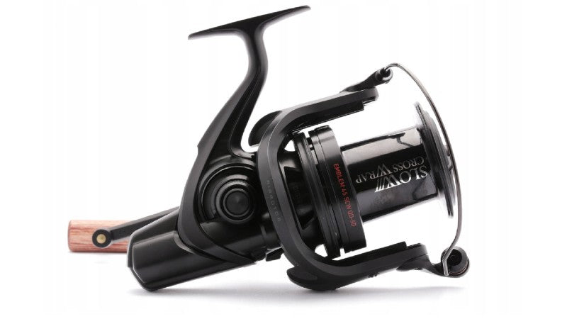 Шаранджийска макара DAIWA 21 EMBLEM 45 SCW QD SD (SuperDeep) с топло черен дизайн и супер дълбока шпула.
