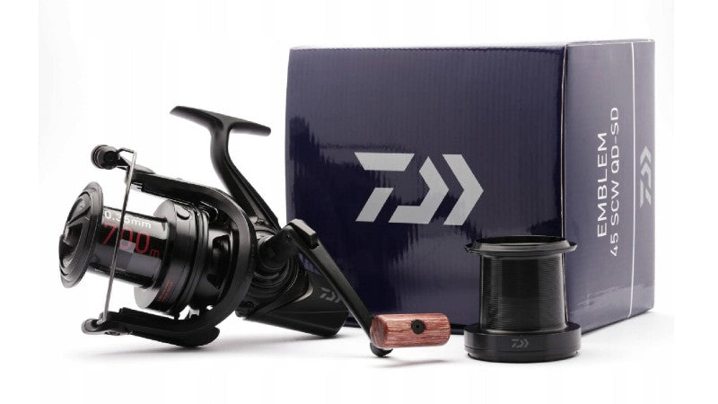 Шаранджийска макара DAIWA 21 EMBLEM 45 SCW QD SD (SuperDeep) с опаковка и шпула