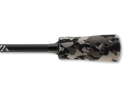Детайл на дръжката на спининг въдица Daiwa FUEGO CAMO SPIN - 2.40m/10-30gr с камуфлажен дизайн.