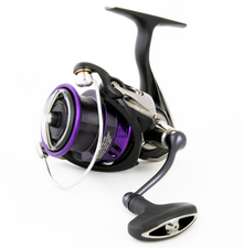 Макара с преден аванс - DAIWA '18 PROREX X LT с черен и лилав дизайн, идеална за риболов.