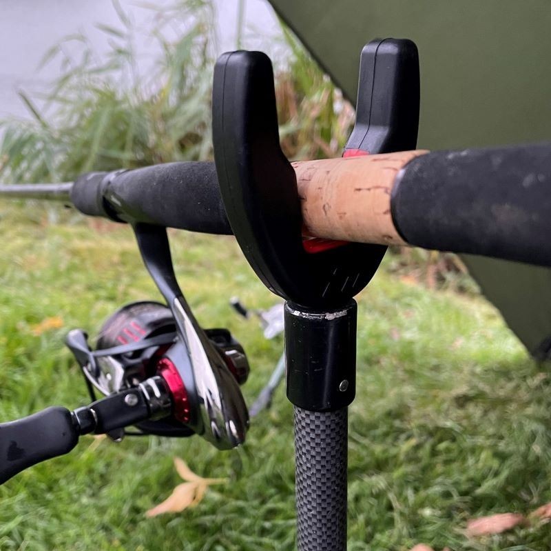 Заден държач за въдица - DAIWA NZON DUAL REAR ROD REST на риболовна пръчка с рибарска макара.