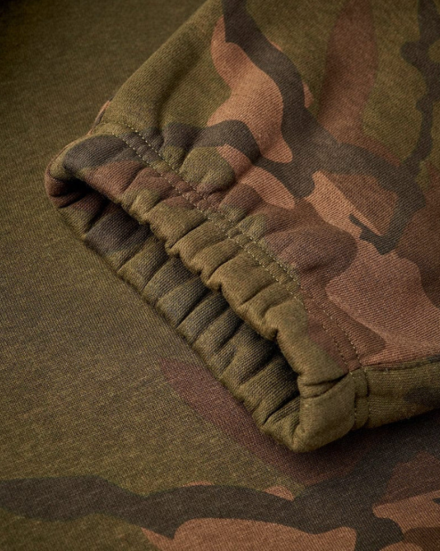 Спортни панталони - DAIWA CARP CAMO JOGGERS, фокус на ластика на глезена и камуфлажния десен.
