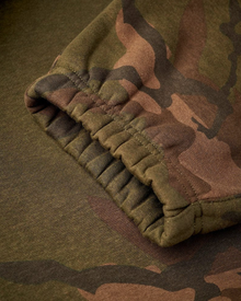 Спортни панталони - DAIWA CARP CAMO JOGGERS, фокус на ластика на глезена и камуфлажния десен.