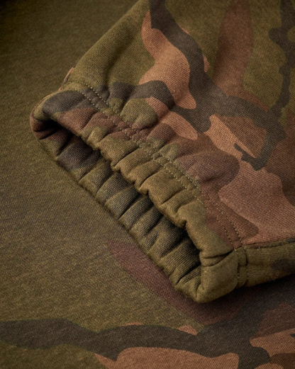 Спортни панталони - DAIWA CARP CAMO JOGGERS, фокус на ластика на глезена и камуфлажния десен.