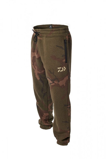 Спортни панталони - DAIWA CARP CAMO JOGGERS в камуфлажен дизайн, удобни с джобове и ластик на глезените.