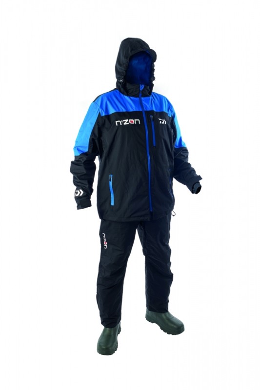 Водоустойчив костюм от 2 части - DAIWA N'ZON RAIN SUIT, черен и син, с качулка и регулируеми еластични презрамки.