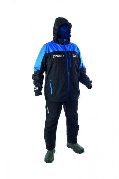 Водоустойчив костюм от 2 части - DAIWA N'ZON RAIN SUIT, черен и син, с качулка и регулируеми еластични презрамки.