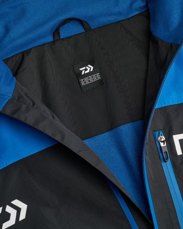 Водоустойчив костюм от 2 части - DAIWA N'ZON RAIN SUIT интериор с етикет и цветна комбинация.