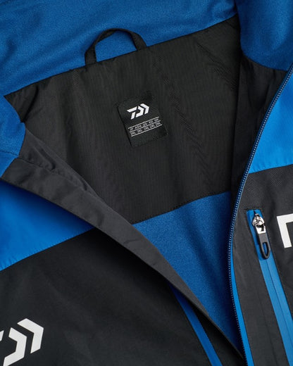 Водоустойчив костюм от 2 части - DAIWA N'ZON RAIN SUIT интериор с етикет и цветна комбинация.