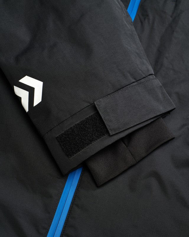 Водоустойчив костюм от 2 части - DAIWA N'ZON RAIN SUIT детайл на ръкава с велкро и синьо покритие.