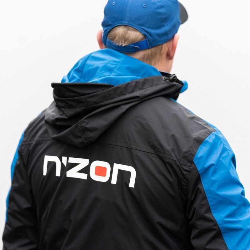 Водоустойчив костюм от 2 части - DAIWA N'ZON RAIN SUIT, черно-синьо яке с лого на гърба.