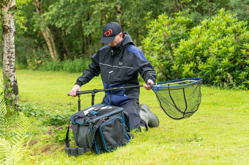 Телескопична дръжка за кеп на къса снадка - DAIWA NZON EXT LANDING NET HANDLE - 2.90 метра в действие на риболов.