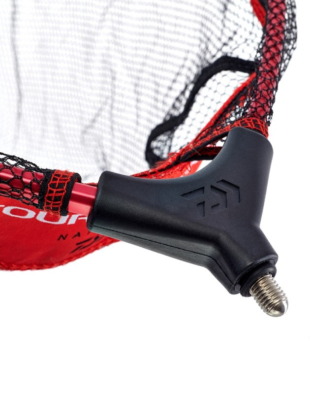 Глава за кеп  - DAIWA TOURNAMENT NATURAL LANDING NET / модел 2023, показваща мрежа и алуминиева рамка.