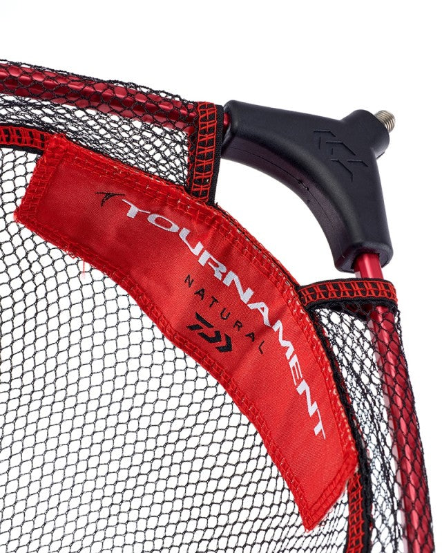 Глава за кеп  - DAIWA TOURNAMENT NATURAL LANDING NET / модел 2023 с червен акцент и висококачествена монофилна мрежа.
