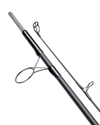 Шаранджийска въдица - DAIWA LONGBOW X45 M 13FT/3.96м / 4LB с акцент на бланката и водачите.